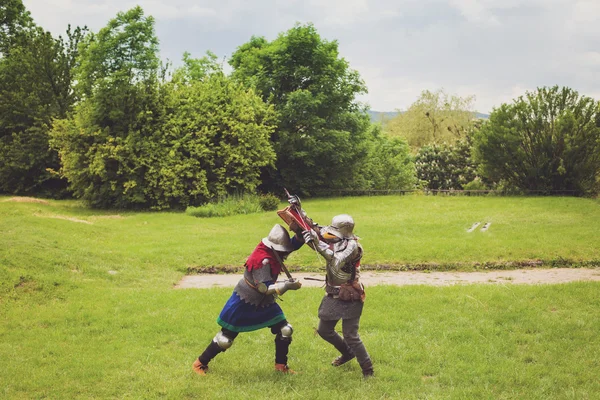 Tournoi médiéval entre deux chevaliers — Photo