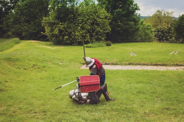 Tournoi médiéval entre deux chevaliers — Photo