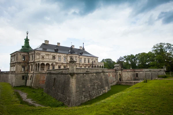 Vecchio castello circondato dalla natura estiva — Foto Stock