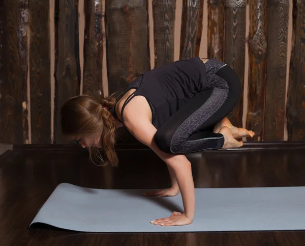 Woman is in Crane pose — Stock Photo, Image