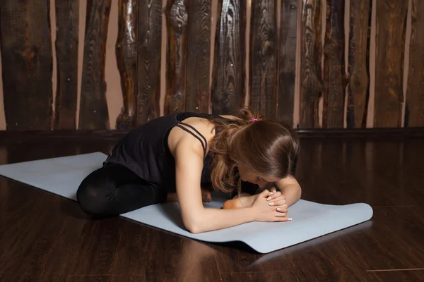 Mulher está fazendo alongamento exercícios de ioga — Fotografia de Stock