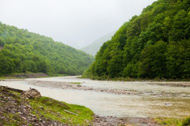 Shellow nehir ve yeşil tepeler