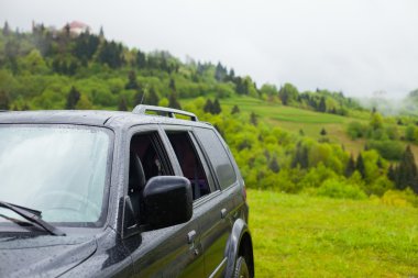 Coutryside in siyah jeep