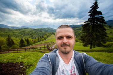 Hill ve çekici fotoğraf üzerinde duran genç adam inanılmaz olmak