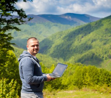 Adam bir bağlantı yakalamaya çalışıyor