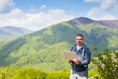 Adam bir bağlantı yakalamaya çalışıyor