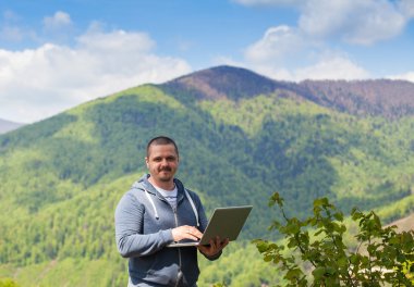 Adam bir bağlantı yakalamaya çalışıyor