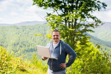 Adam bir bağlantı yakalamaya çalışıyor