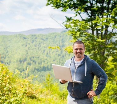 Adam bir bağlantı yakalamaya çalışıyor