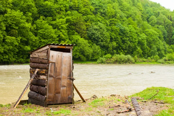 Toilet en rivier — Stockfoto