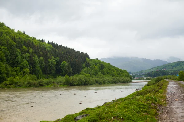 Paesaggio di un lungo fiume e montagne — Foto Stock