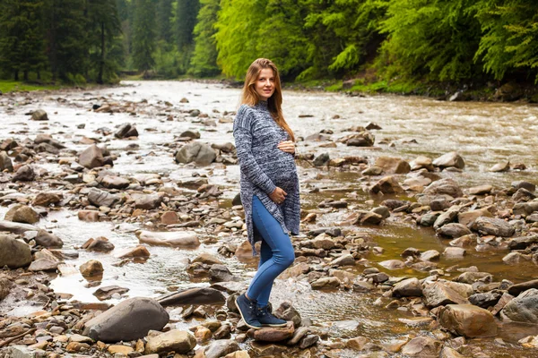 Río en el bosque —  Fotos de Stock