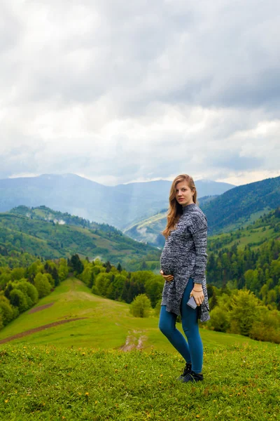 Hamile kadın ile dağ güzel görünümünden foregrou üzerinde — Stok fotoğraf