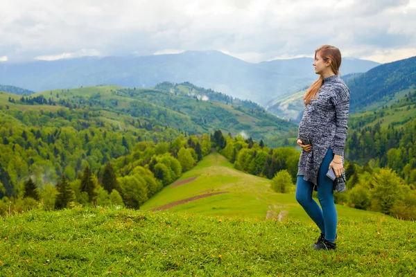 Hamile kadın ile dağ güzel görünümünden foregrou üzerinde