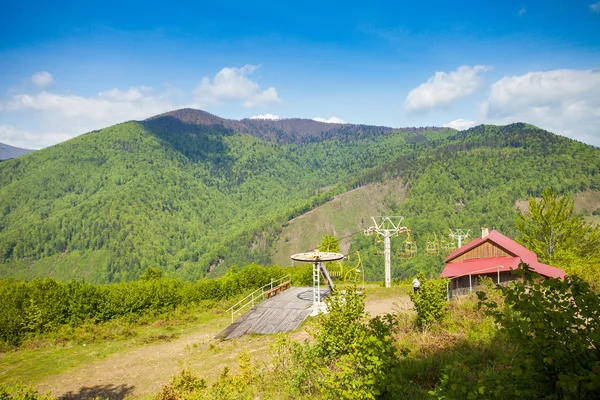 Moutains con una casa solitaria — Foto de Stock