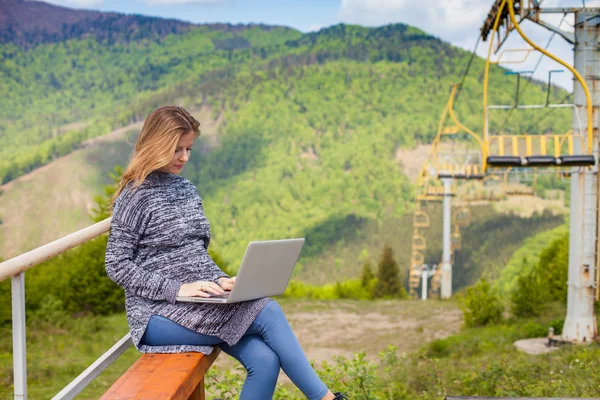 Donna incinta con computer portatile — Foto Stock