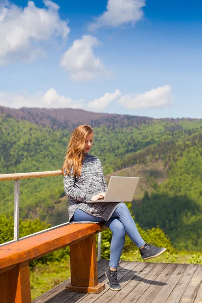 Donna incinta con computer portatile — Foto Stock