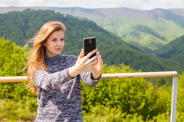 Γυναίκα κάνει selfie — Φωτογραφία Αρχείου