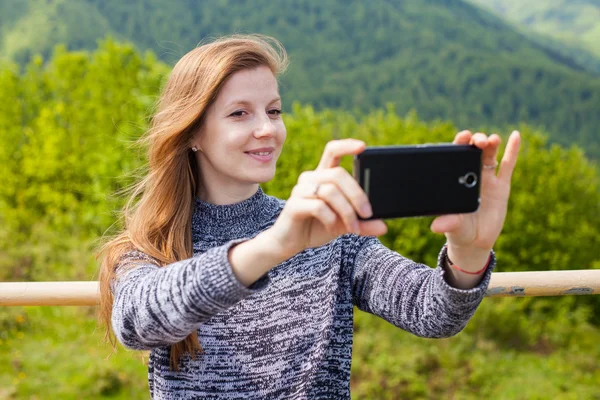 Femme fait selfie — Photo