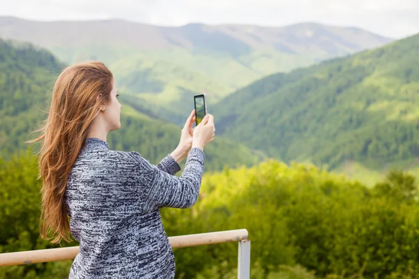 女性は、写真をやっています。 — ストック写真