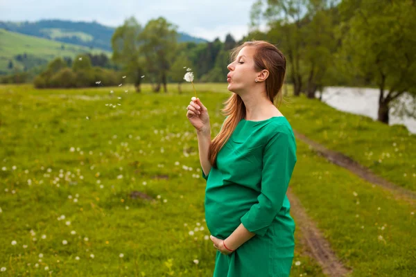 Έγκυος γυναίκα σε ένα πράσινο χιτώνα — Φωτογραφία Αρχείου
