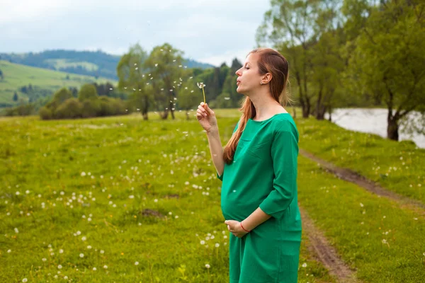 Pregnant woman in a green tunic — Stock Photo, Image