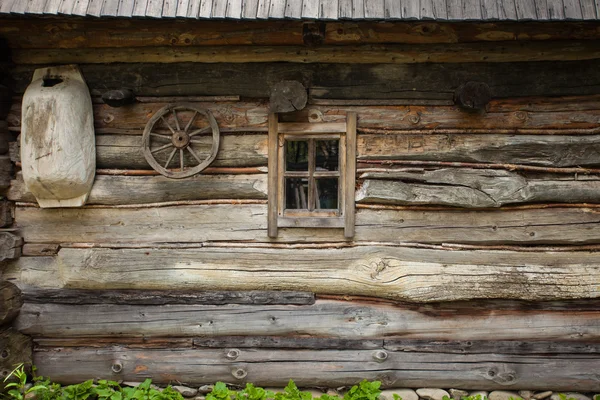 De buitenkant van een houten huis — Stockfoto