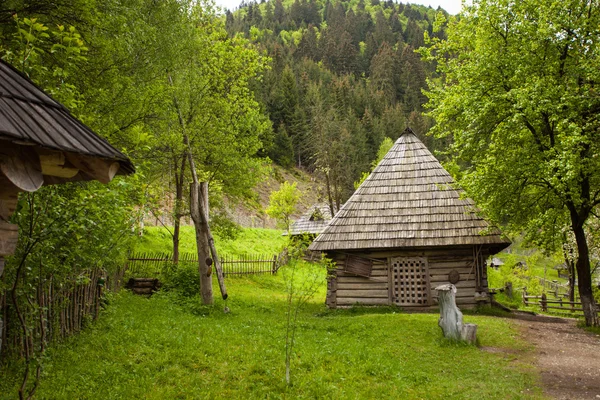 Het oude houten huis — Stockfoto