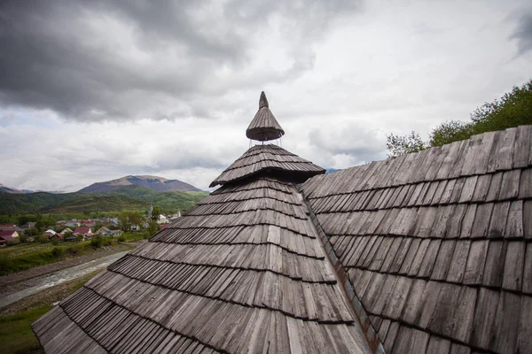 Het dak van oude houten huis — Stockfoto