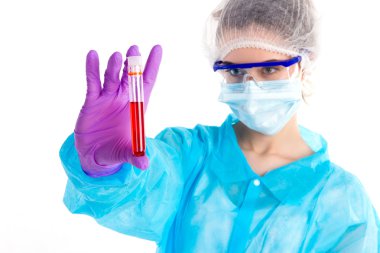 Kırmızı bir tüp ile kadındır