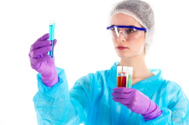 Bir kadının elinde bir sürü od tüpü