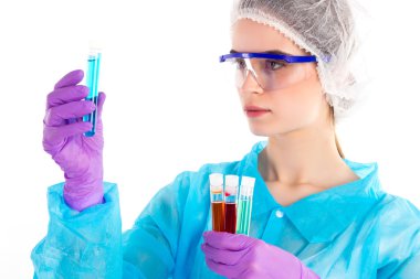 Bir kadının elinde bir sürü od tüpü