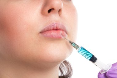 Doktor bir botox enjekte eder.