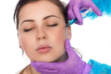 Doktor bir botox enjekte eder.