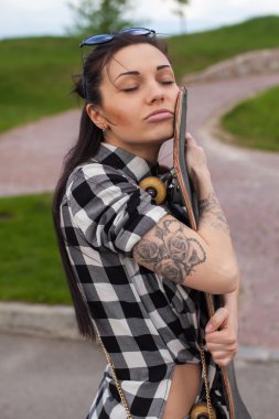 Bir paten kadın hugs