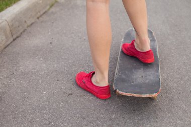 Yeşil çim arka plan üzerinde pembe Ayakkabı Çanta kadınla buz pateni