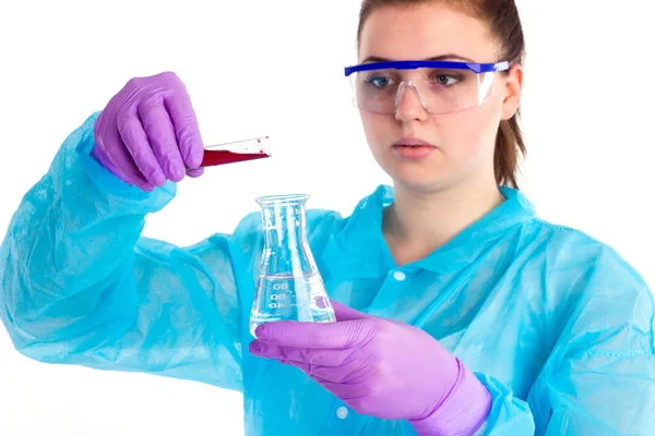 De vrouw transfuses verschillende vloeistoffen — Stockfoto