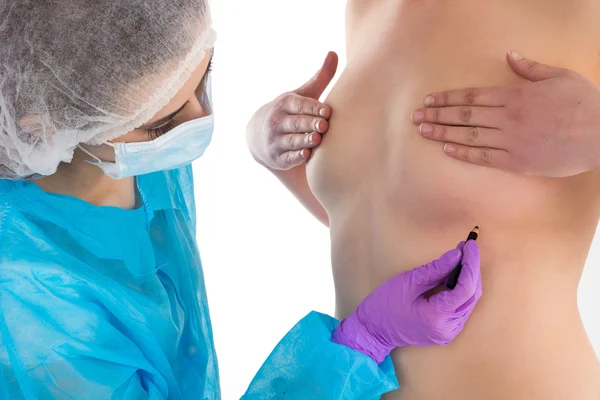 Der Arzt zeichnet unter der Brust — Stockfoto