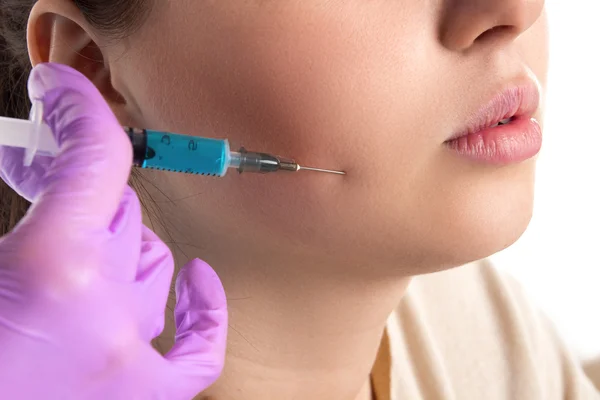 Il medico inietta un botox — Foto Stock