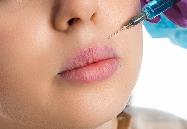 Doctor injects a botox — Stock Photo, Image