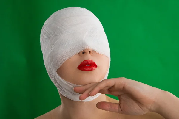 Le patient manipule un bandage — Photo