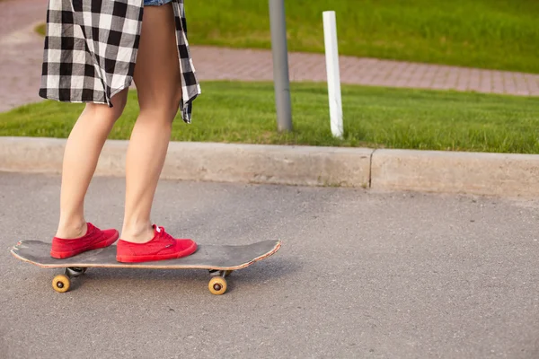 A mulher está patinando — Fotografia de Stock