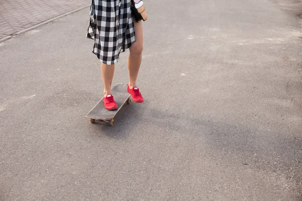 A mulher está patinando — Fotografia de Stock