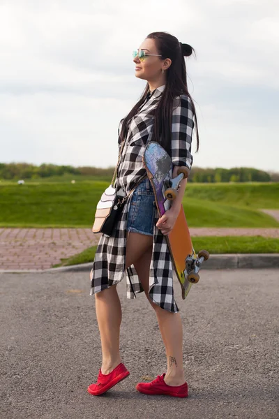 A mulher está com patins. — Fotografia de Stock