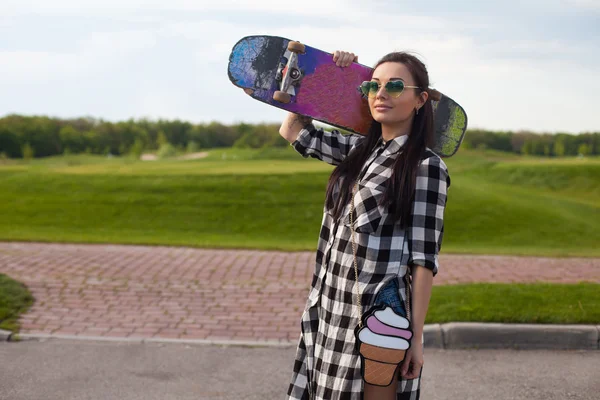 De vrouw is met skate — Stockfoto