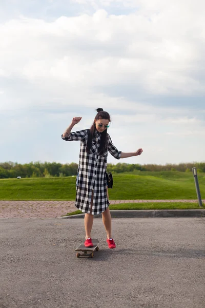 The woman is skating — Stock Photo, Image