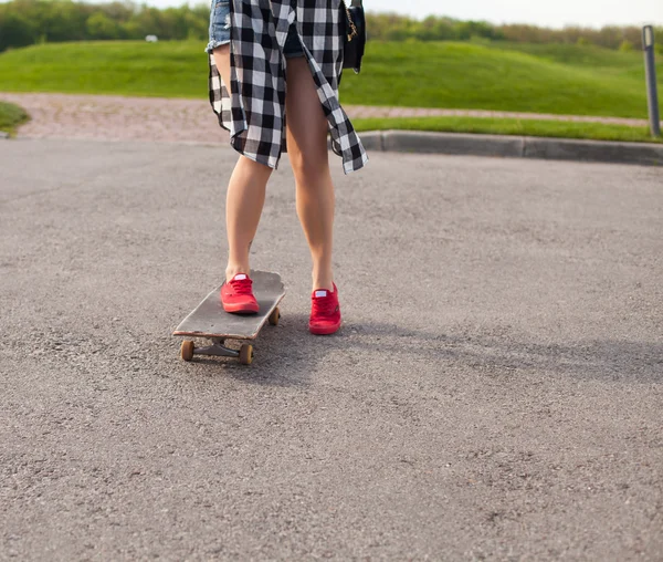 A mulher está patinando — Fotografia de Stock