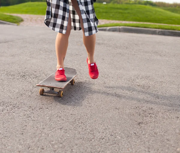 A mulher está patinando — Fotografia de Stock