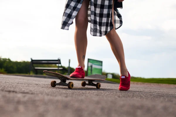 A mulher está patinando — Fotografia de Stock