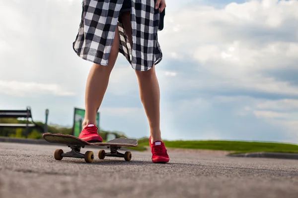 A mulher está patinando — Fotografia de Stock